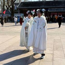 Nein! Es sind -hauptsächlich Frauen und Kinder- die den Palast in Gewändern von früher erleben wolle