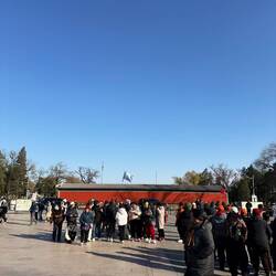 FahnenträgerInnen! ...in Hintergrund eine FengShui Mauer gegen böse Geister (mehr dazu im Text)