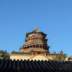 Ein Tempel hoch über dem See! Tolle Architektur.