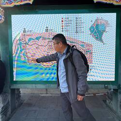 Keine Minute war zu verlieren. Direkt vom Flughafen zum Sommerpalast. Walter gibt den Erklärbär.