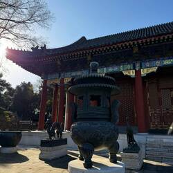 Im Hintergrund links: Drache=Kaiser. Rechts: Phönix=Kaiserin. Mitte: Vase=Glück&Wohlstand