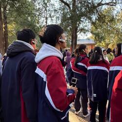 Alles SchülerInnen. Alle mit Bluetooth im Ohr. High Tech meets Old Tech.