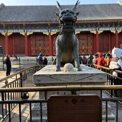 ...und überall Fabelwesen... ...Gestalten, die aus mehreren Tieren zusammengesetzt sind.