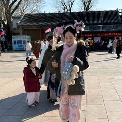Anfangs dachte ich, ob dass Angestellte sind, die sich für die Touristen in Kostüme schmeissen.