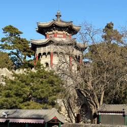 Ein Wachturm an Westausgang des Sommerpalastes.