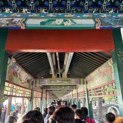 Wunderschöner Wandelgang, der auf die gesamte Länge verziert/bemalt ist.