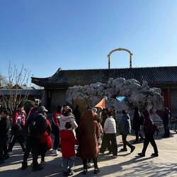 Wieder FahnenträgerInnen vor dem größten Kalkstein im Park. Kalkstein: Langlebigkeit.