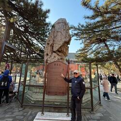 Alles in diesem Garten hat mit langem (unendlichen) Leben zu tun. Kalksteine sind Symbole dafür.