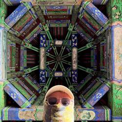 Kein Bankräuber, sonder ein frierender Bub der von 30 Gras auf 3 Grad gefallen ist.