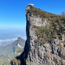 An der Spitze springen die Basejumper los