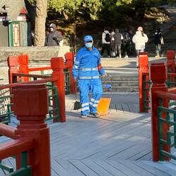 Dem, der auf'm Feng Shui Steg die Reste der bösen Geister aufsammelt, die's doch bis hier schafften