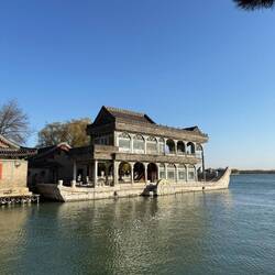 Das Marmorschiff der Kaiserin. Darauf wurde Tee getrunken. Symbol für Langlebigkeit.