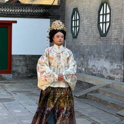 Die Dame hat mit ihrer Freundin ein "Laufstegvideo" gedreht.