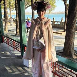 Anscheinend -lt. Walter- dauert das Zurechtmachen von Haar und Gesicht bis zu 2 Stunden.