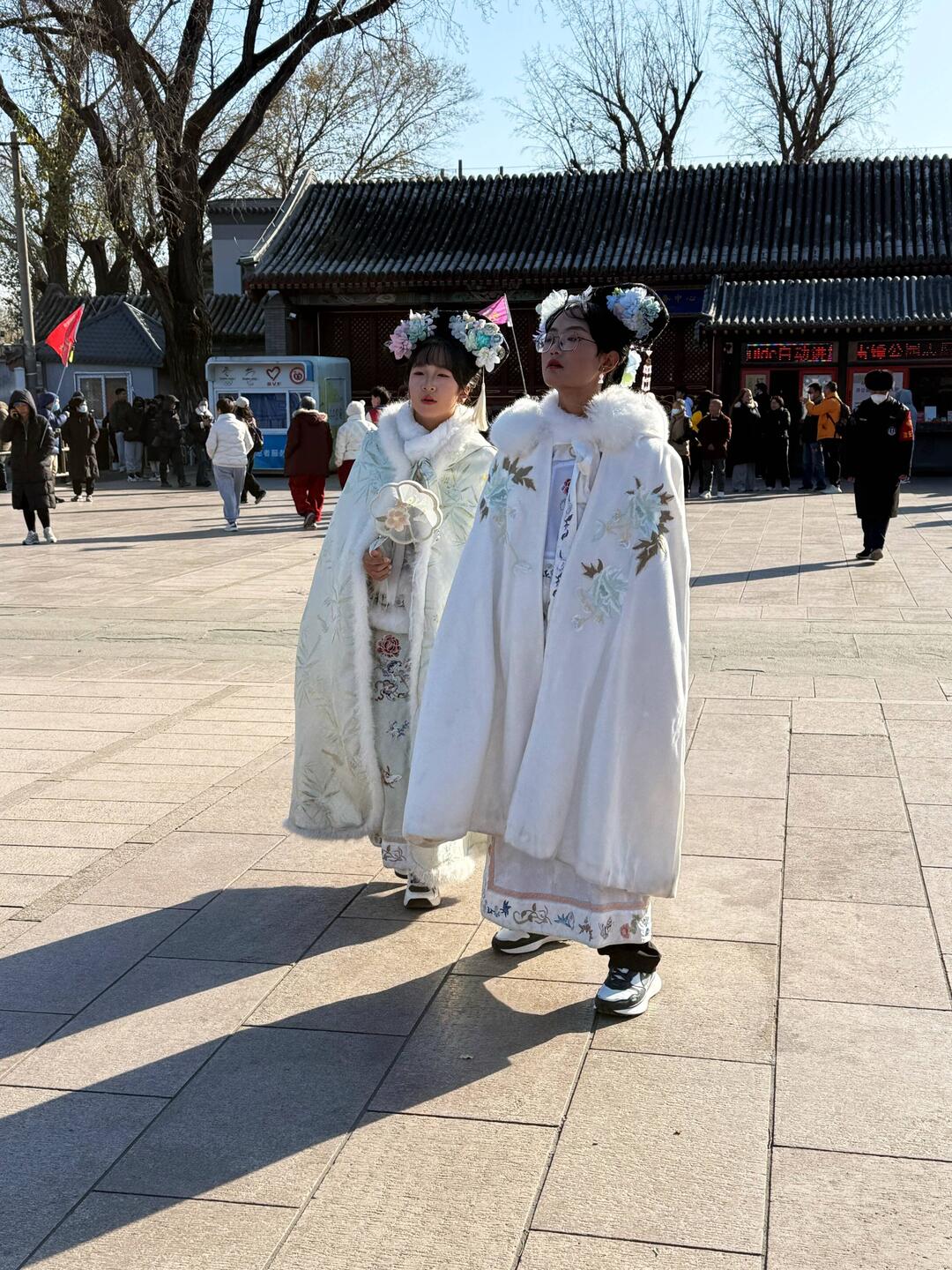 Das ganze Outfit inkl. Schminken kann gemietet werden. Die Mädchen geben viel Geld aus für eine Tag.