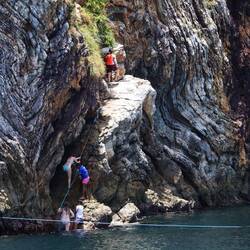 Hier sind wir hochgekrakselt und aus wieder ins Meer gesprungen. 😅