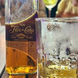 Leckerer heimischer Rum, der karamellig schmeckt