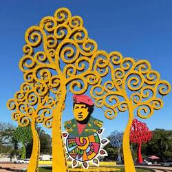 In Nicaragua stehen überall diese Lebensbäume (Klimt nachempfunden), vor allem in Managua
