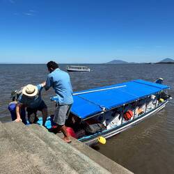 Aussteigen in El Salvador bei Ebbe - die Treppe ist ganz schön weit oben