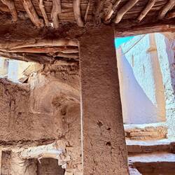 In den Decken finden Palmzweige Verwendung