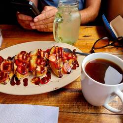 Kaffee und Waffel mit Erdbeeren