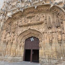 Die Fassade wurde 1500 fertiggestellt und von Simon von Köln entworfen.