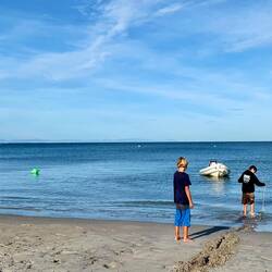 Bent verankert unser Dinghi am Strand