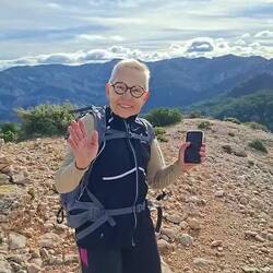 Et au sommet, on fête nos 2000 km à pied depuis le 01/01/2025 ! Avec 70.000 m de dénivelé positif...