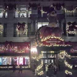 Macy's Kaufhaus hat den größten Thanksgiving-Truthahn und die schönsten Schaufenster...