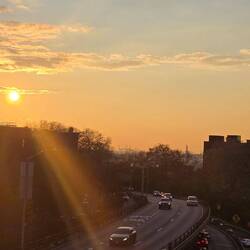 Sonne geht über Brooklyn unter.
