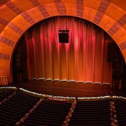 Ein riesiges Theater.