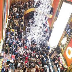 Die Massen strömen raus.