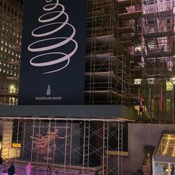 Der eingerüstete Weihnachsbaum am Rockefellercenter