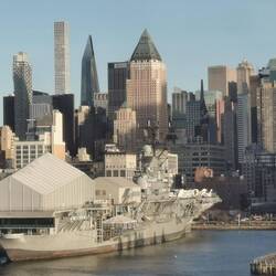 Der Flugzeugträger "Intrepid", beim Auslaufen war er als solcher erkennbar.