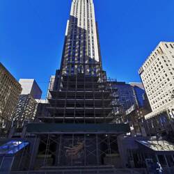 Der riesige Weihnachtsbaum ist leider noch eingerüstet.