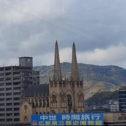 Blick vom Bahnsteig in Fukuya - die erste und einzige christliche Kirche, die ich hier sah
