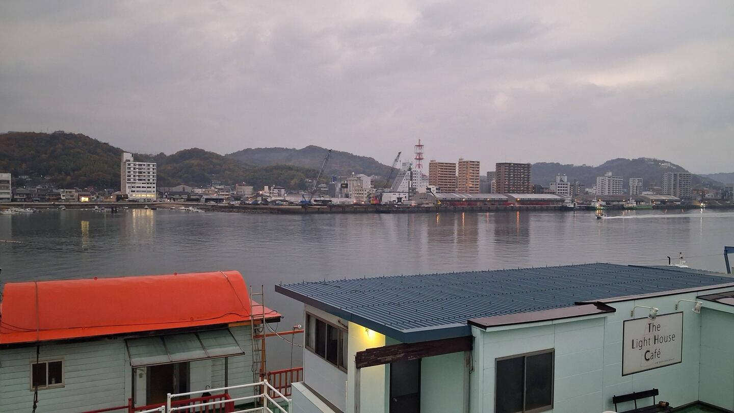 Blick aus dem Lighthouse- Hostel- Fenster morgens vor 7 Uhr in den Regen