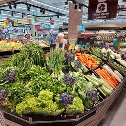 Frischetheke im Lotus - Man beachte die Größe der Mohrrüben!