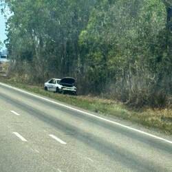 Ausgeschlachtetes Auto am Straßenrand, keine Seltenheit