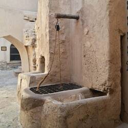 Brunnen im Eingangsbereich von Fort und Burg