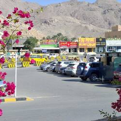 Der riesige Parkplatz des Souk liegt im Bereich eines trockenen Flussbettes. 🤔