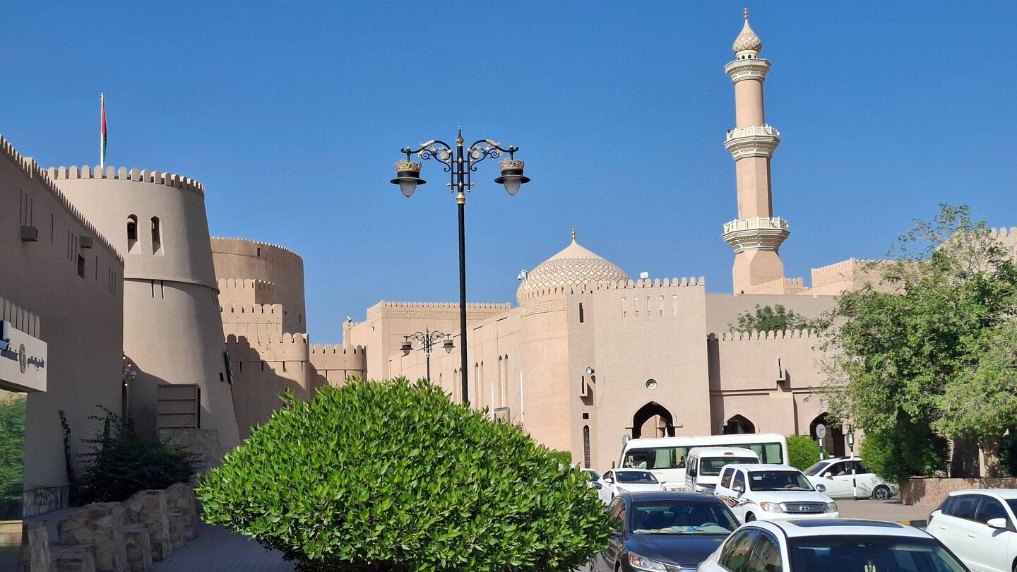 Moschee (rechts) und Fort (links)