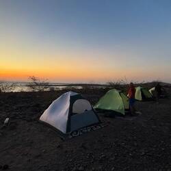 Unser erstes Camp. Das weiße Zelt ist meines.