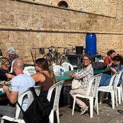 ... anschließend zusammen mit Brot servieren lassen (50 Dirham = 5€) ...