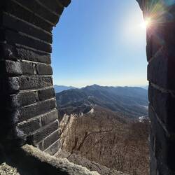 Insgesamt ist sie 8.544 Kilometer lang (ACHTTAUSEND !!). Das 12x die Strecke Freiburg-Hamburg!