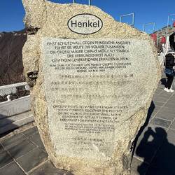 Ach Gott! Nichts wäscht reiner als Persil! Henkel auf der Mauer! Das ist kein Kalauer. 😁