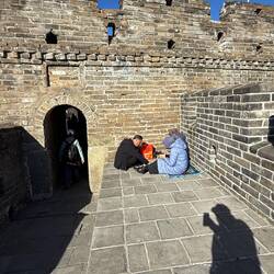 Manche Wandersleut haben s'Vesper mit eingepackt und machen Mauerpicknick.