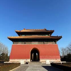 Von diesen 13 Gräber, die alle sichtbar und bekannt sind, ist jedoch nur eines geöffnet worden.