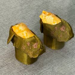 Damenschuhe. Damals waren kleine Füße sexy. Den Damen wurden die Füße deshalb abgebunden