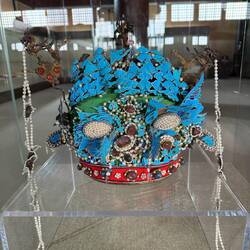 Aus dem geöffneten Königsgrab ein Beispiel für den Kopfschmuck der Kaiserin.